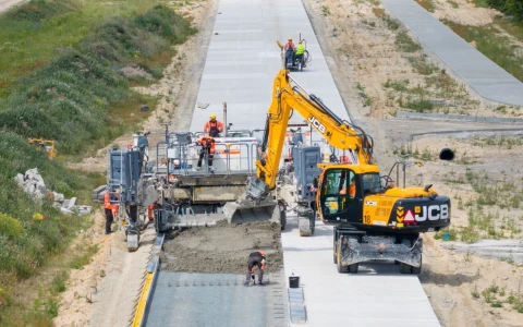 Technologia z autostrad trafia na drogi gminne – niższy ślad węglowy w Ożarowie