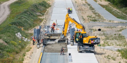 Technologia z autostrad trafia na drogi gminne – niższy ślad węglowy w Ożarowie