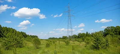 Dom przy linii wysokiego napięcia – czy można i czy warto budować? 