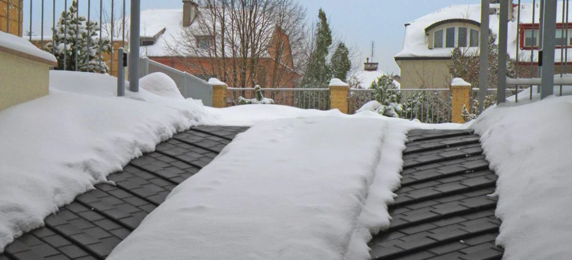 Instalacje przeciwoblodzeniowe – jak pozbyć się śniegu i lodu z dachu, rynien i podjazdu