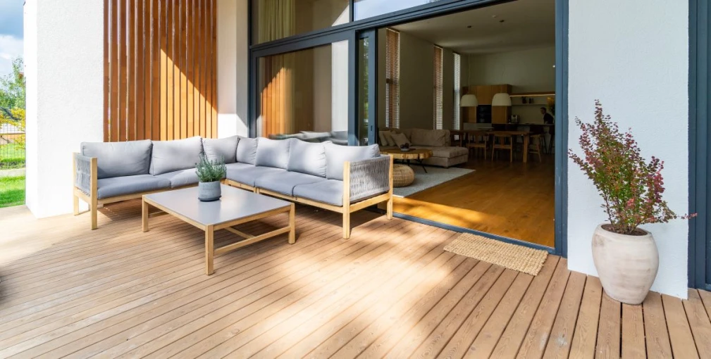 Nowoczesny taras bez wysiłku – zalety deski tarasowej kompozytowej w codziennym użytkowaniu