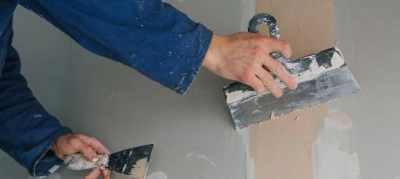 Naprawa płyt gips-karton – jak skutecznie usunąć uszkodzenia?