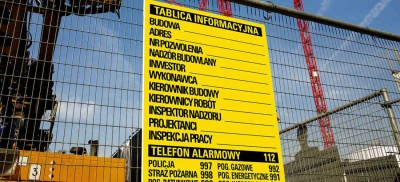 Tablice informacyjne i znaki BHP na placu budowy