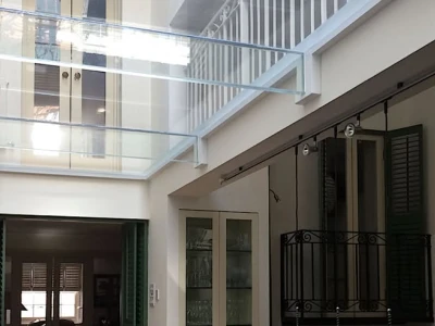 Szklana podłoga – przeszklenie w stropie jako nowoczesny element architektury