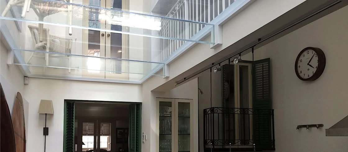 Szklana podłoga – przeszklenie w stropie jako nowoczesny element architektury