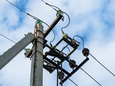 Napowietrzne przyłącze energetyczne do domu
