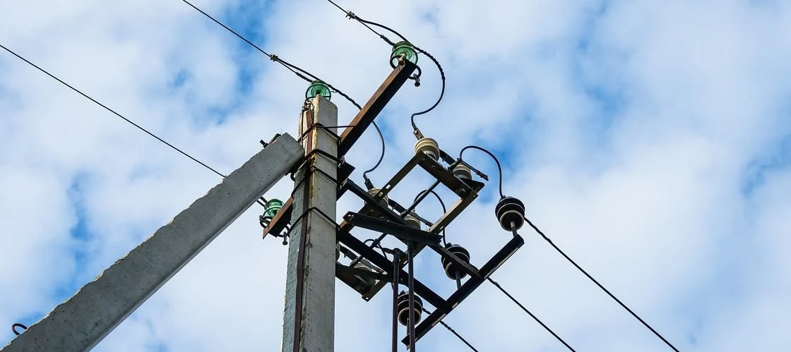 Napowietrzne przyłącze energetyczne do domu